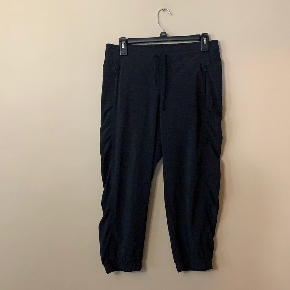 Athleta ~ Size 6 ~ La Viva Capri Pants ~ Black